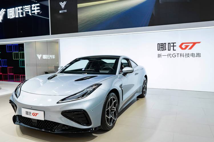 佛山87哪吒汽车在智能汽车领域的表现，领途汽车在新能源汽车市场中的影响力